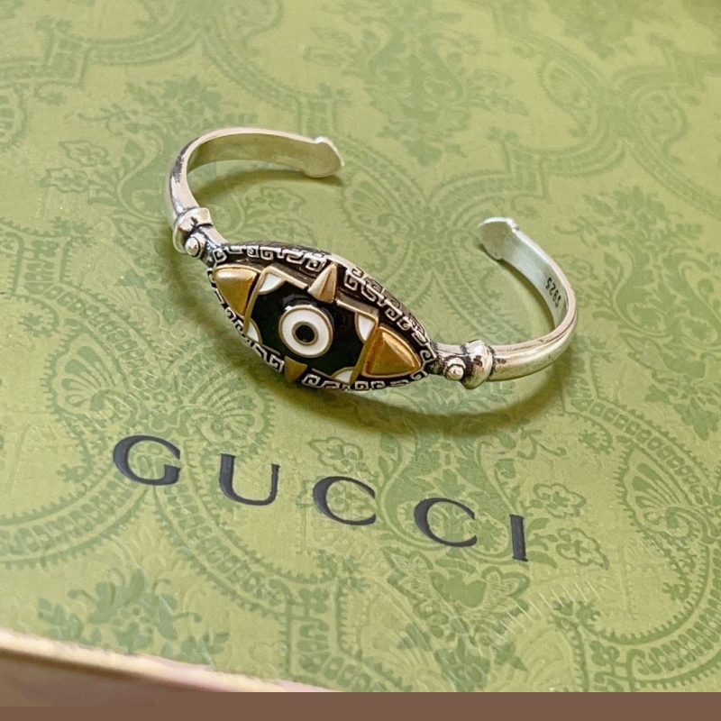G*u*i bracelets